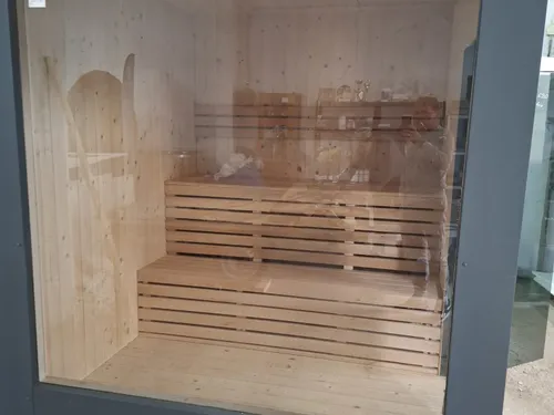 Wnętrze sauny ogrodowej z drewnianymi ławami