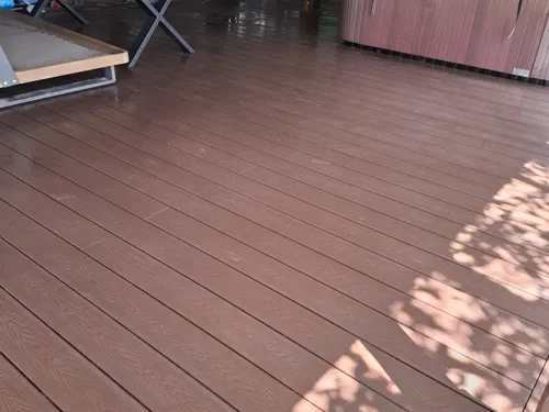 Taras drewniany pod wanną jacuzzi w Rzeszowie